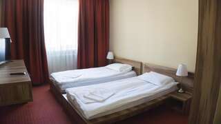 Отель Hotel Merkur Меркуря-Чук Улучшенный двухместный номер с 2 отдельными кроватями-5